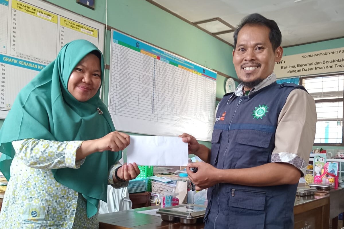 Pentasyarufan Beasiswa Mentari oleh Lazismu KL Purwokerto Utara kepada Siswa SD Muhammadiyah Purwokerto